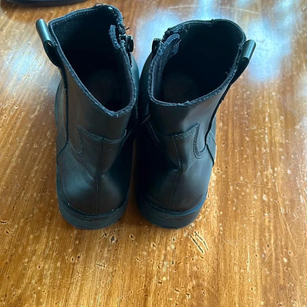 Girl size 34 western ankle boots.